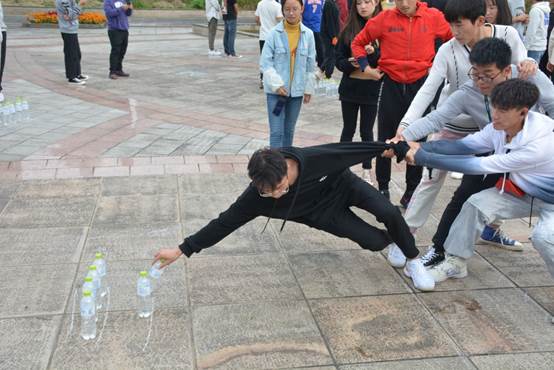 说明: C:\Users\Administrator\Desktop\10.31 44118太阳成tyc城集团2019级新生团建活动\10.31”快来新启航,土木显力量“团建活动\DSC_9216.JPG