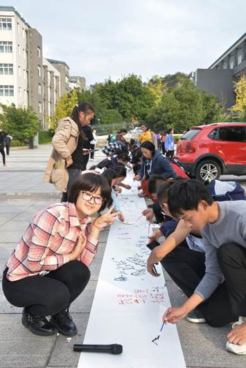 说明: C:\Users\Administrator\Desktop\10.31 44118太阳成tyc城集团2019级新生团建活动\10.31”快来新启航,土木显力量“团建活动\IMG_20191031_223957.jpg